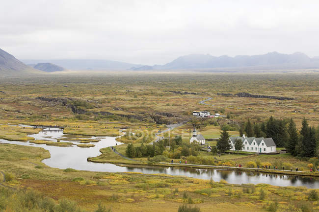 Vista panorâmica de colinas e edifícios perto do rio — Fotografia de Stock