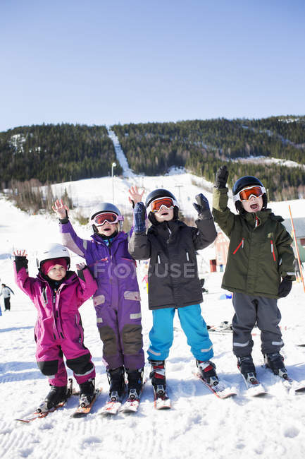 Groupe d'enfants ski, orientation sélective — Photo de stock