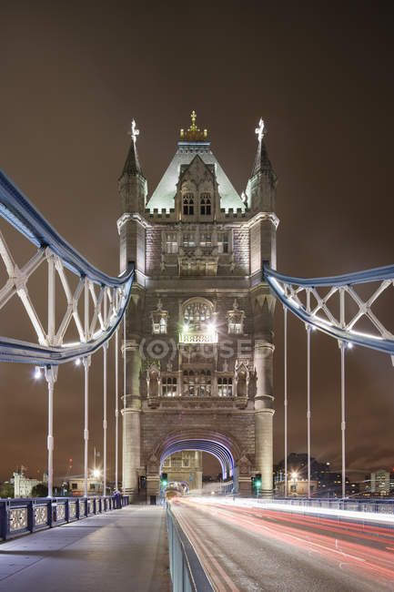 Sentier des feux de circulation le long du Tower Bridge dans la ville de Londres la nuit — Photo de stock