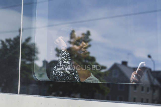 Mulher usando telefone inteligente no trem, foco seletivo — Fotografia de Stock