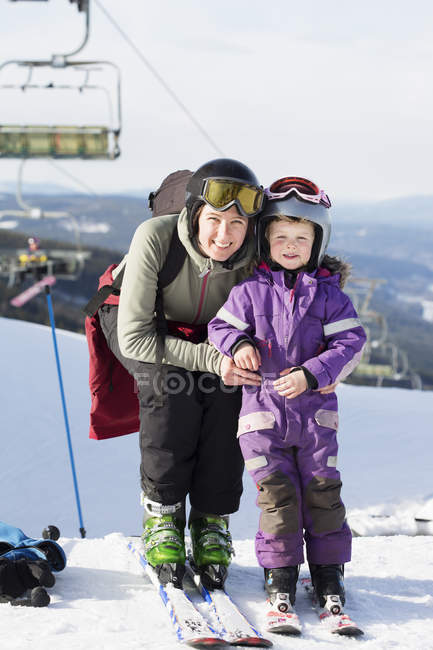 Mutter und Tochter beim Skifahren, Fokus auf Vordergrund — Stockfoto