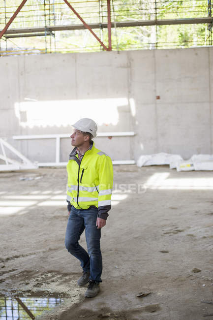 Mann mit Bollenhut auf Baustelle, selektiver Fokus — Stockfoto