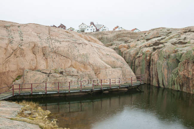 Vista panorâmica da formação rochosa, aldeia por mar em fundo — Fotografia de Stock