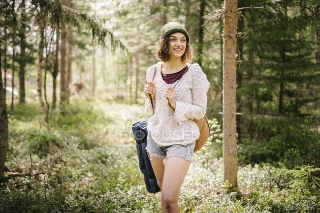 Jovem caminhante feminina na floresta, foco em primeiro plano — Fotografia de Stock