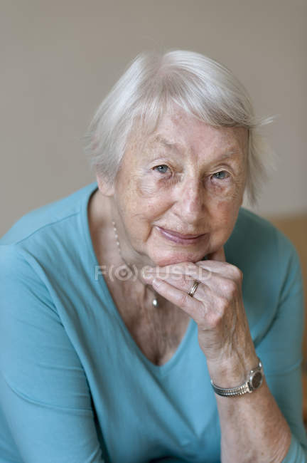 Ritratto di donna anziana che guarda la macchina fotografica, messa a fuoco selettiva — Foto stock