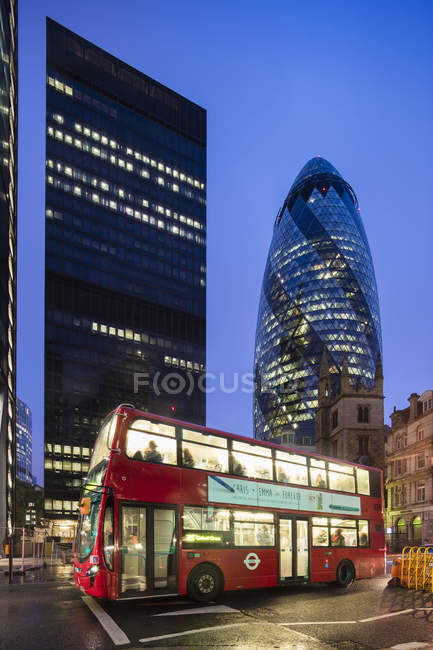 Bâtiment Sir Norman Foster dans la ville de Londres la nuit — Photo de stock