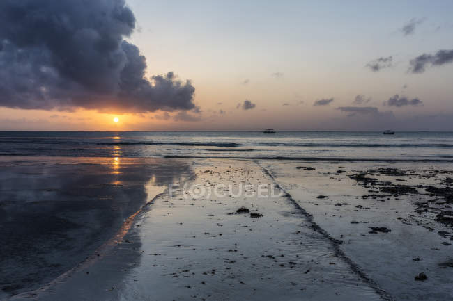 Vista panorámica de la playa al atardecer en Kenia - foto de stock