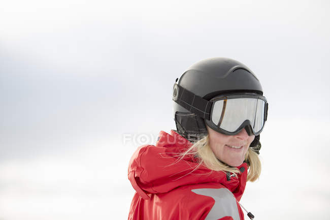 Ritratto di donna che indossa il casco da sci a Trysil, Norvegia — Foto stock