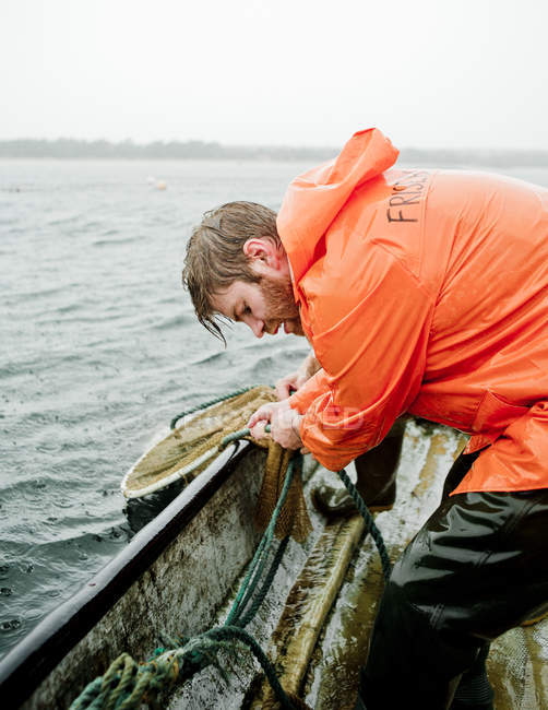 L'homme pêche en mer, se concentrer sur le premier plan — Photo de stock