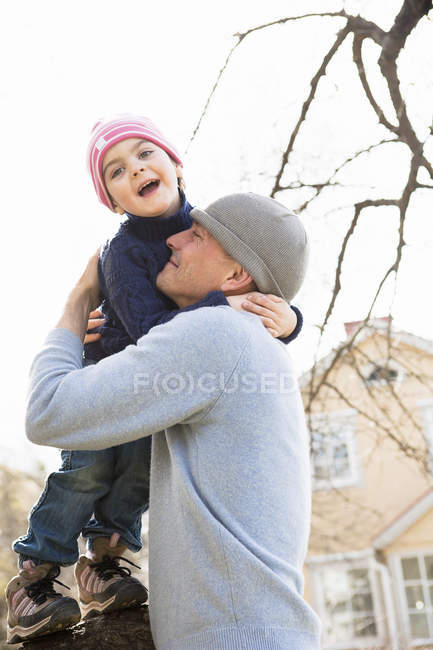 Vater und Sohn umarmen sich, konzentrieren sich auf den Vordergrund — Stockfoto