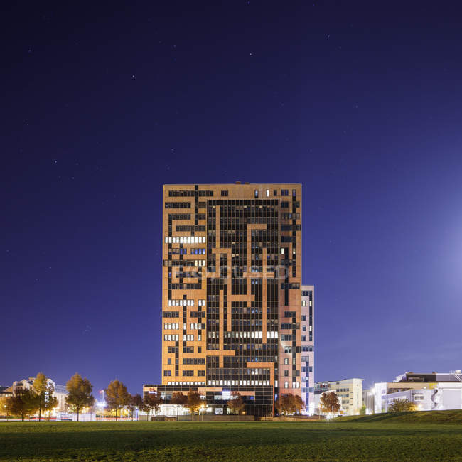 Екстер'єр освітленій будівель в парку науки, Ideon — стокове фото