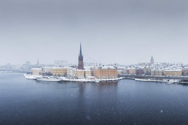 Ayuntamiento de Estocolmo contra cielo nublado - foto de stock