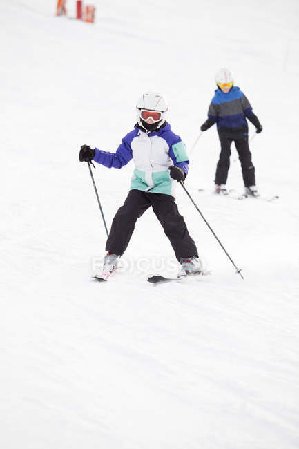 Portrait von Freunden beim Skifahren in Trysil, Norwegen — Stockfoto