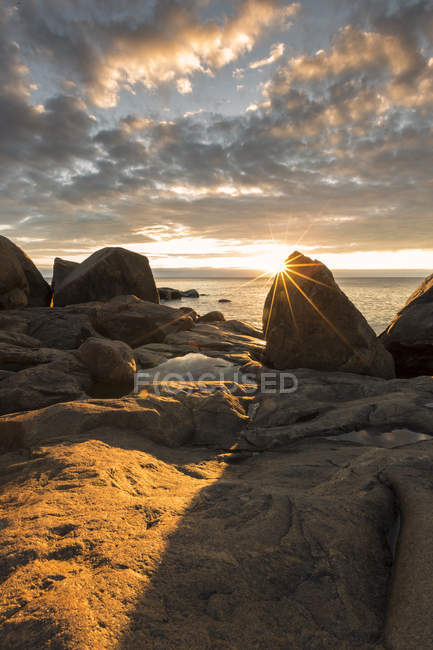 Formação de rochas por mar ao pôr do sol, Condado de Vasterbotten — Fotografia de Stock