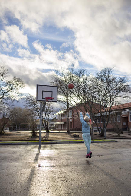 Visão traseira da menina jogando basquete — Fotografia de Stock