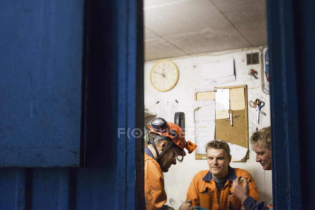 Bergleute machen Pause, selektiver Fokus — Stockfoto