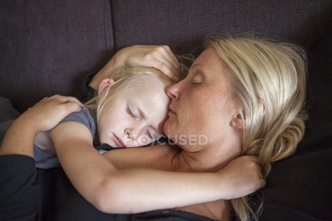 Mother and daughter embracing at living room — Stock Photo