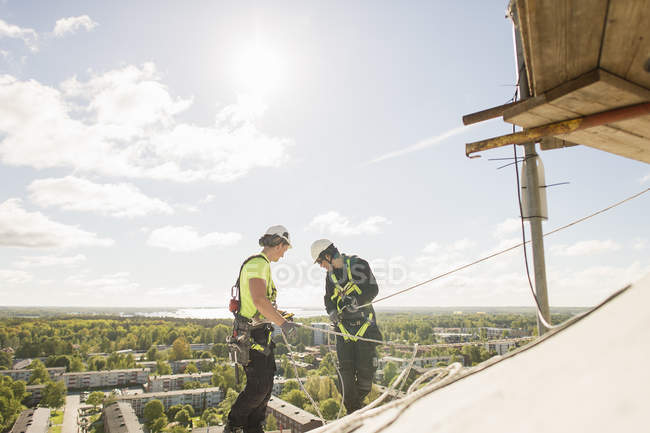 Bauarbeiter auf dem Dach, selektiver Fokus — Stockfoto