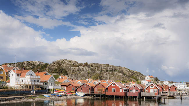 Vista del pueblo pesquero y el canal en la costa oeste sueca - foto de stock