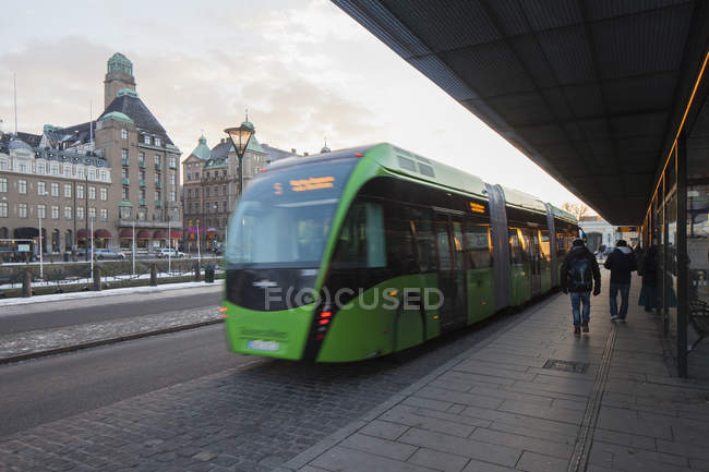 Autobus verde moderno a Malmo, focus selettivo — Foto stock