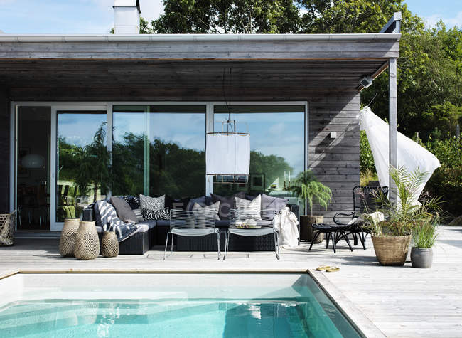 Casa moderna exterior com piscina — Fotografia de Stock