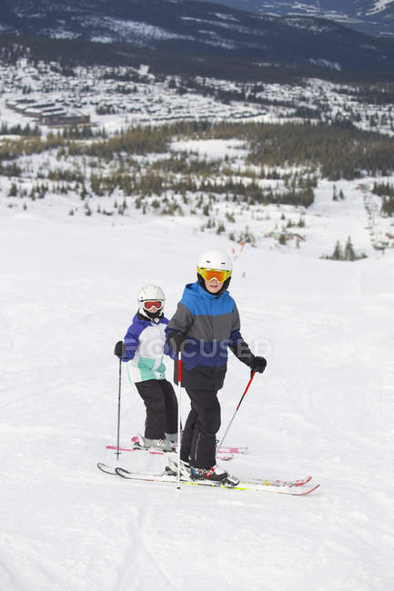 Dos niños esquiando en las montañas de Trysil, Noruega - foto de stock