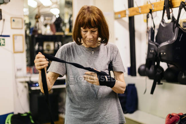 Donna anziana che si prepara per l'allenamento di pugilato, focus selettivo — Foto stock