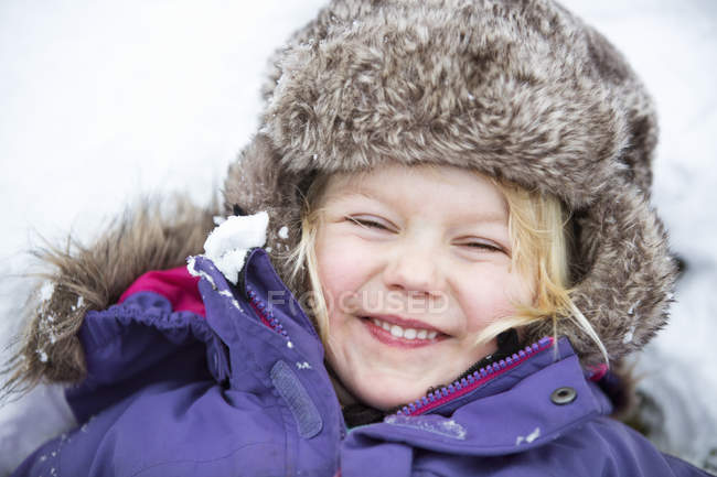 Glückliches Mädchen, das im Schnee spielt, selektiver Fokus — Stockfoto
