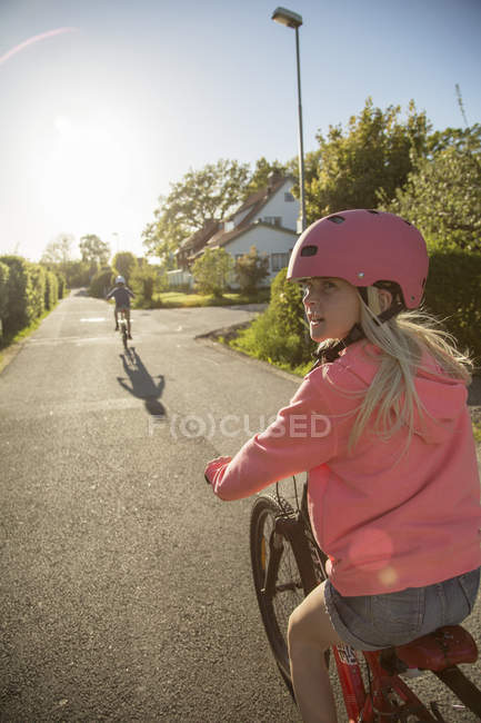 Niños en bicicleta en un día soleado - foto de stock