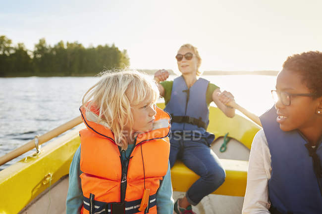Жінка і діти на човні, вибірковий фокус — стокове фото