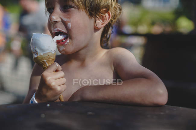 Jeune garçon mangeant une glace, mise au point sélective — Photo de stock