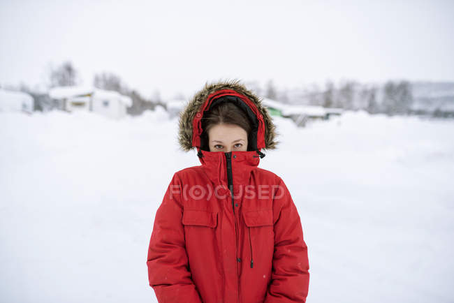 Portrait de jeune femme portant du parka rouge en hiver — Photo de stock