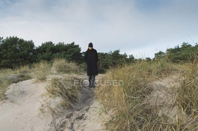 Mulher em pé na duna de areia, Escandinávia — Fotografia de Stock