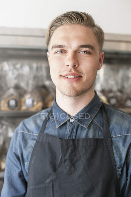 Portrait of young man looking at camera — Stock Photo