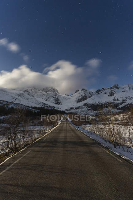 Route rurale enneigée avec vue sur la montagne à Lofoten, Norvège — Photo de stock