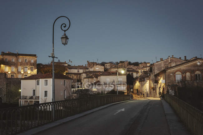 Cidade velha iluminada ao entardecer, Europa ocidental — Fotografia de Stock