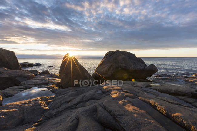 Vue panoramique de la formation rocheuse au crépuscule — Photo de stock