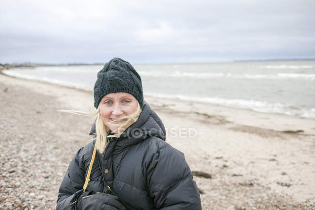 Портрет женщины на пляже, фокус на переднем плане — стоковое фото