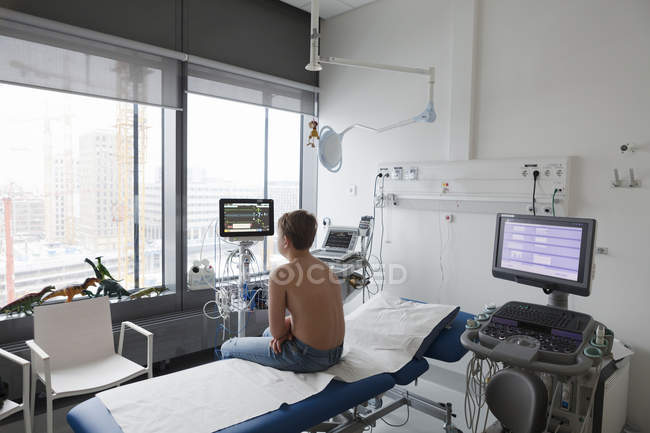Teenager sitzt auf Krankenhausbett — Stockfoto