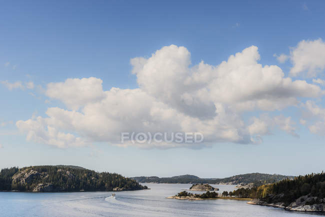 Вид с воздуха на залив воды, Западное побережье Швеции — стоковое фото