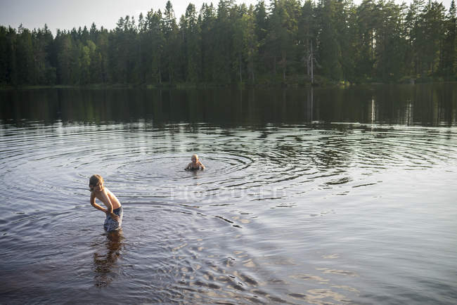 Мальчики плавают в реке, избирательный фокус — стоковое фото