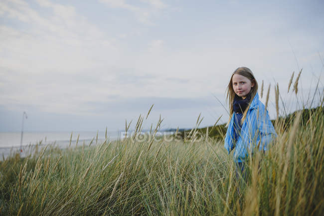 Молодая девушка, стоящая в траве — стоковое фото