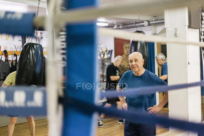 Hombres mayores en entrenamiento de boxeo, enfoque selectivo - foto de stock