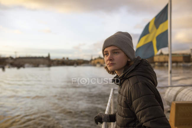 Niño en barco con bandera sueca, enfoque en primer plano - foto de stock