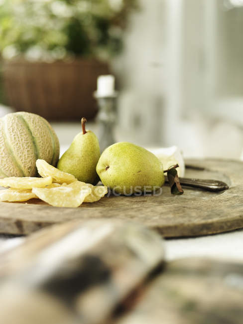 Close-up of table with fruits, differential focus — Stock Photo