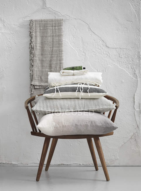 Вид спереди подушек на стуле в гостиной — стоковое фото