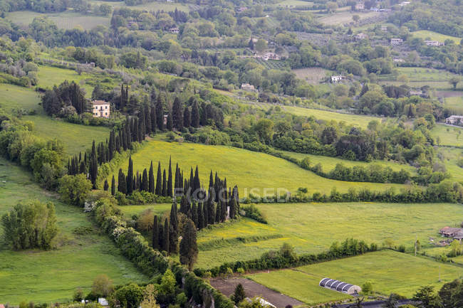 Vista elevada da paisagem com campos verdes na Úmbria, Itália — Fotografia de Stock