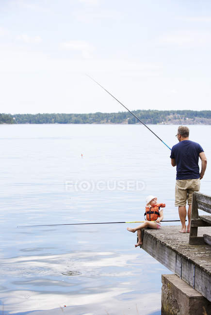 Отец и дочь рыбачат на шведском архипелаге — стоковое фото