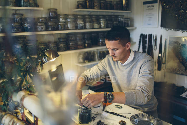 Man making beaded jewelry, selective focus — Stock Photo
