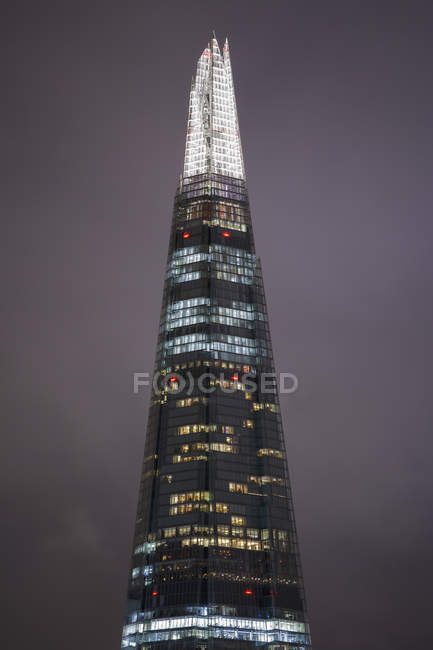 Éclat lumineux gratte-ciel dans la ville de Londres la nuit — Photo de stock
